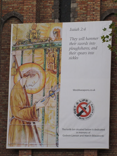 Kirikuseinal on soovitus mõõgad atradeks taguda ja kiriku kõrval on tõesti spetsiaalne kast, kuhu ülearused relvad panna, et nad ei tekitaks kiusatust midagi äralõhkuda või kedagi ära tappa.