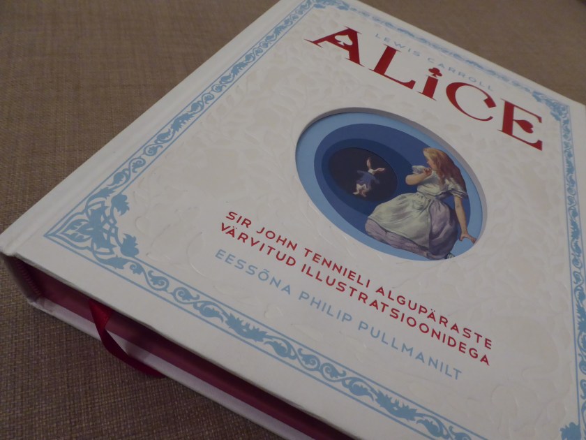 Tõlge Anna-Liisa Tiisma, illustratsioonid John Tenniel, illustratsioonid värvinud Harry Theaker ja Diz Wallis. Tänapäev 2015